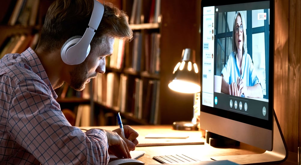 Télétravailler chez ses parents, bonne ou mauvaise idée ? 72% des travailleurs disent ne pas être dérangés selon une récente enquête Anywr