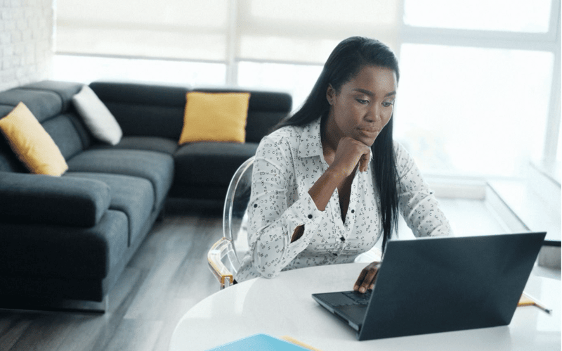 Femme télétravail