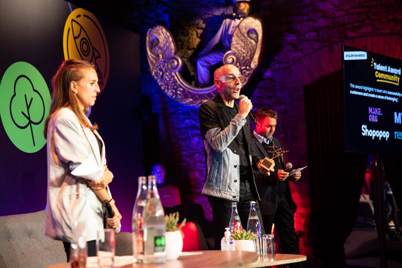 Anywr remet le Talent award Community à Shophophop lors de France Digitale Day 2022